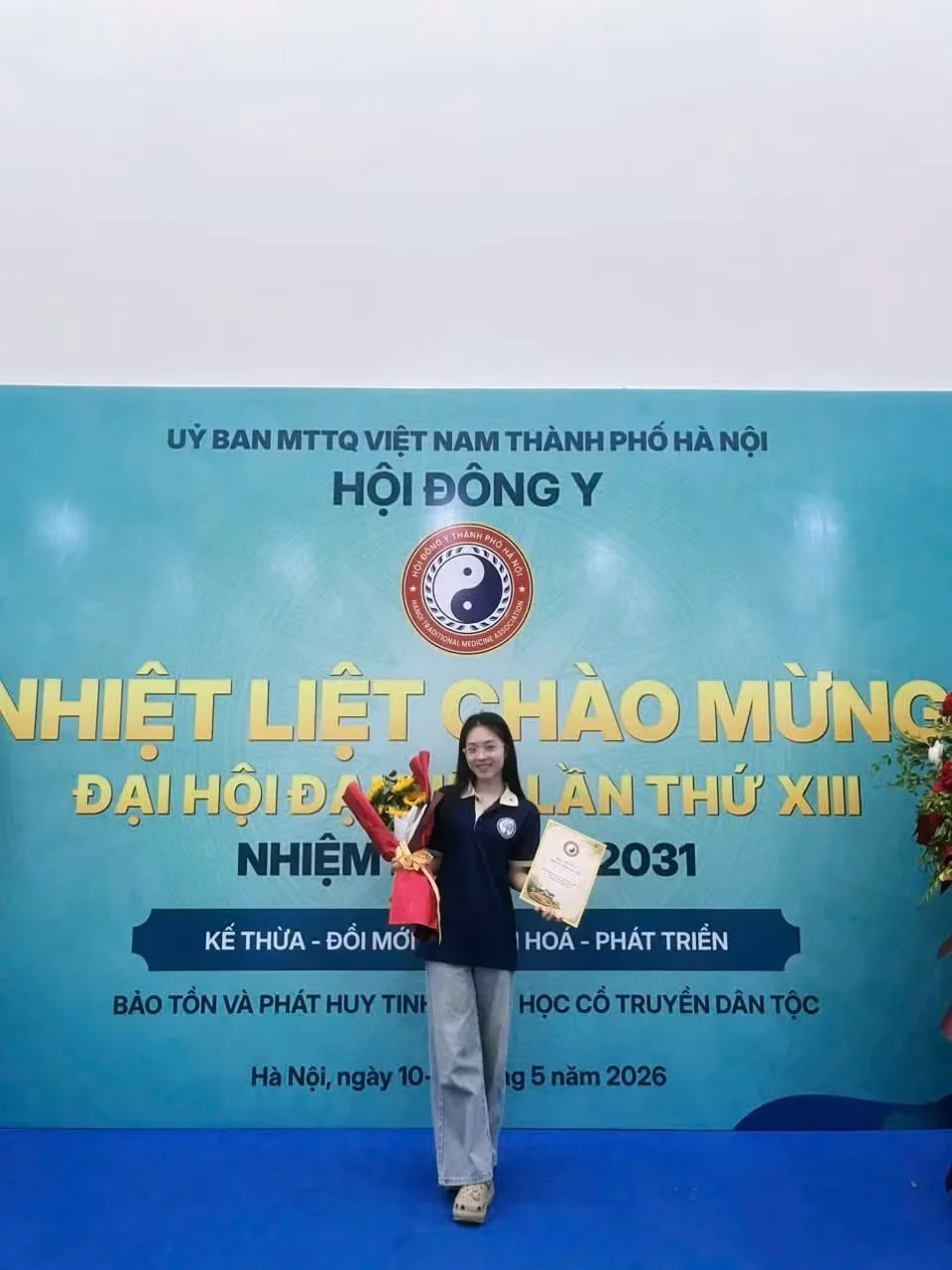 Phương Thảo nhận học bổng của Hội Đông y TP. Hà Nội.