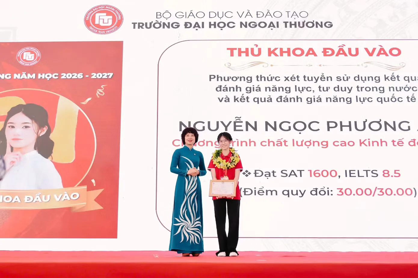 Nguyễn Ngọc Phương Anh được PGS. TS Phạm Thu Hương - Hiệu trưởng trường ĐH Ngoại thương vinh danh là một trong những thủ khoa đầu vào của trường năm nay.